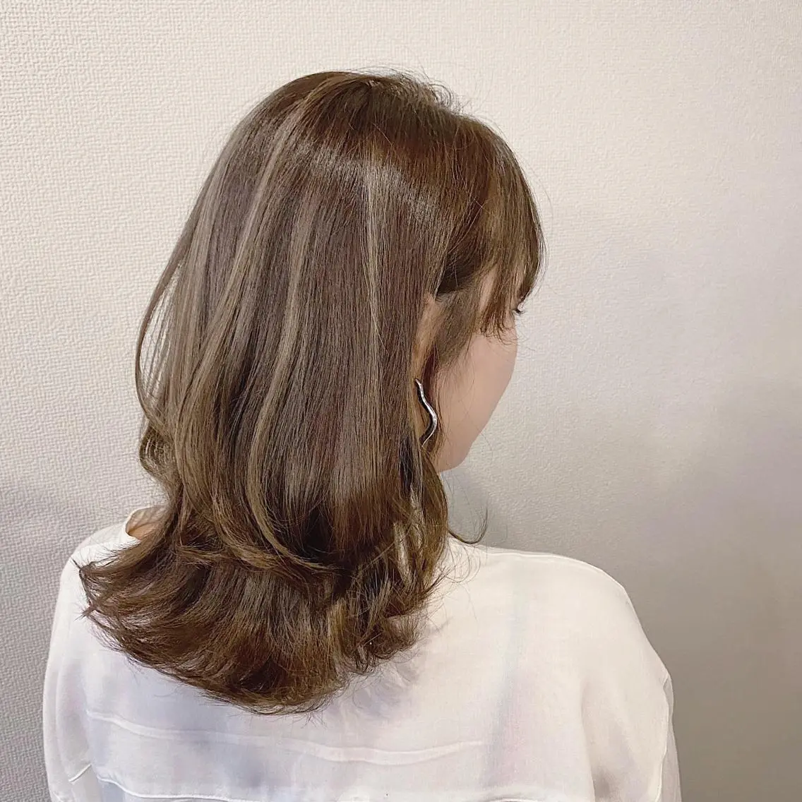 ミディアム カラー ベージュカラー ハイライトカラー ハイライト レイヤーカット 山口 浩之のヘアスタイル