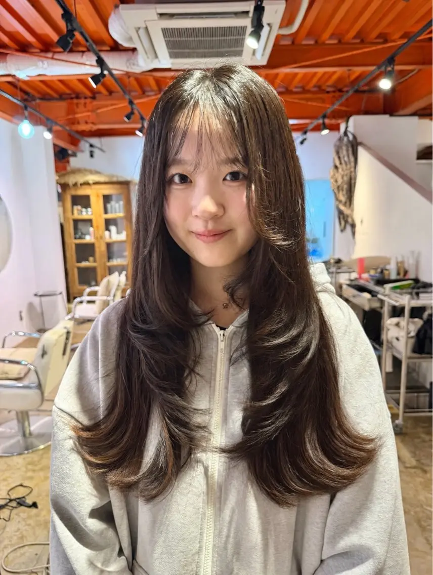 ロング レイヤーカット 安谷 彩香のヘアスタイル