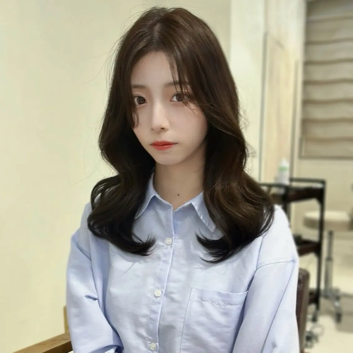 セミロング くびれヘア 韓国風ヘア レイヤーカット シースルーバング 新宿/韓国レイヤー/ 顔まわり/メンズヘアのヘアスタイル