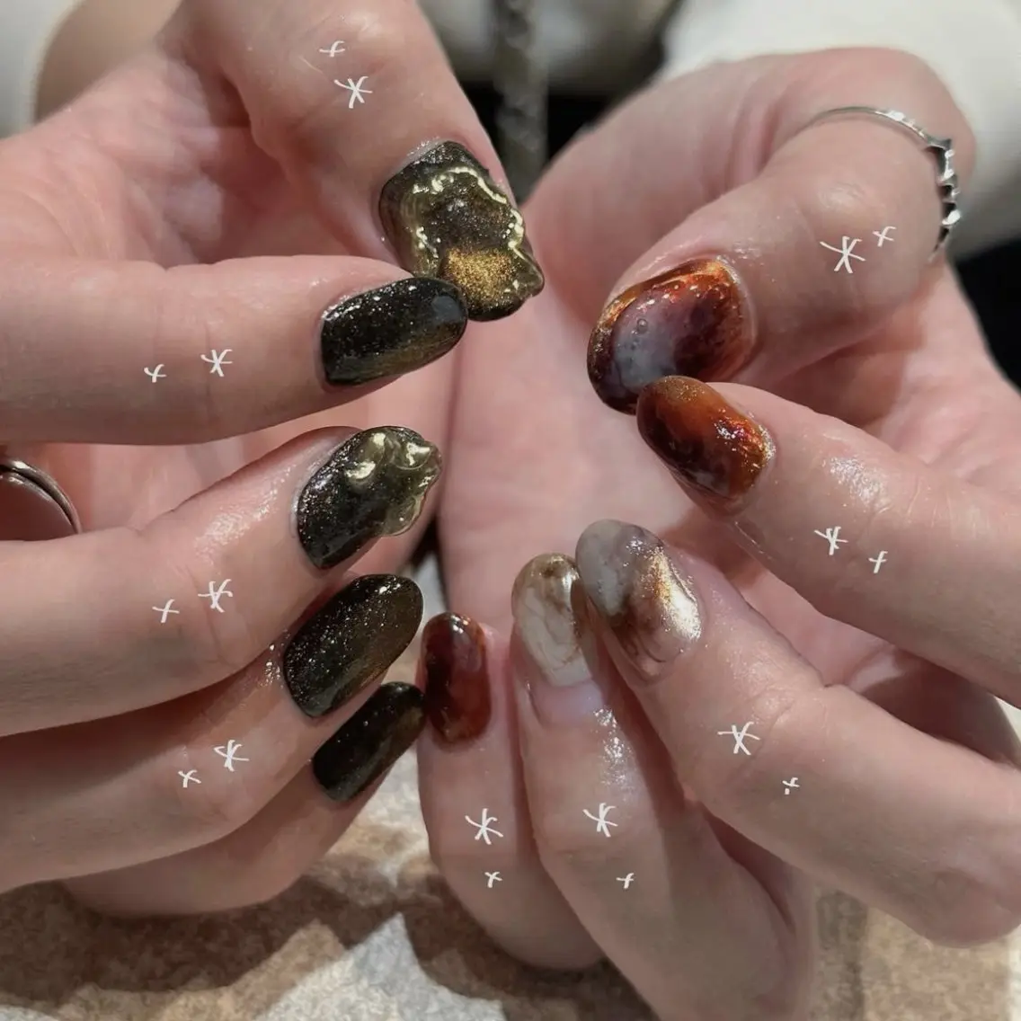 ネイル ブラウン キラキラネイル ニュアンスネイル talo .のネイルデザイン