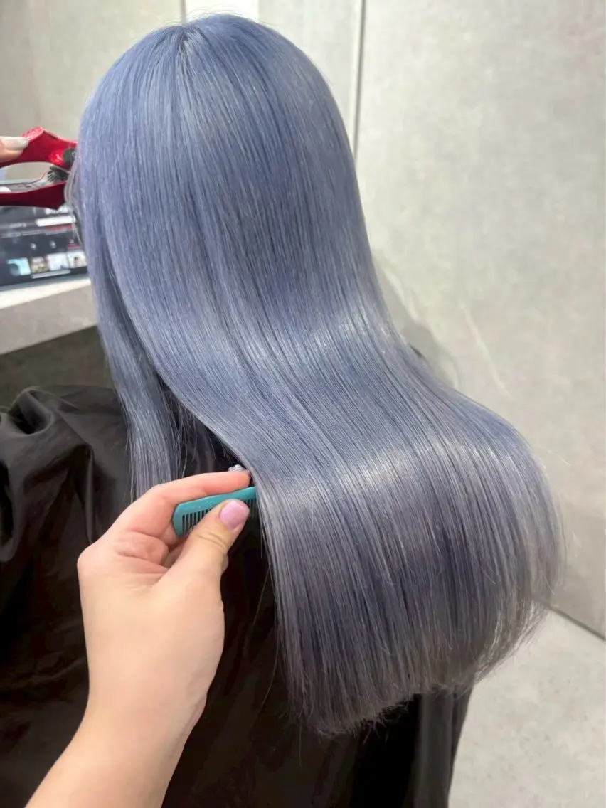 ロング カラー アッシュ ブルーカラー シルバー ヘアカラー ハイトーン🪼派手髪 mahoのヘアスタイル