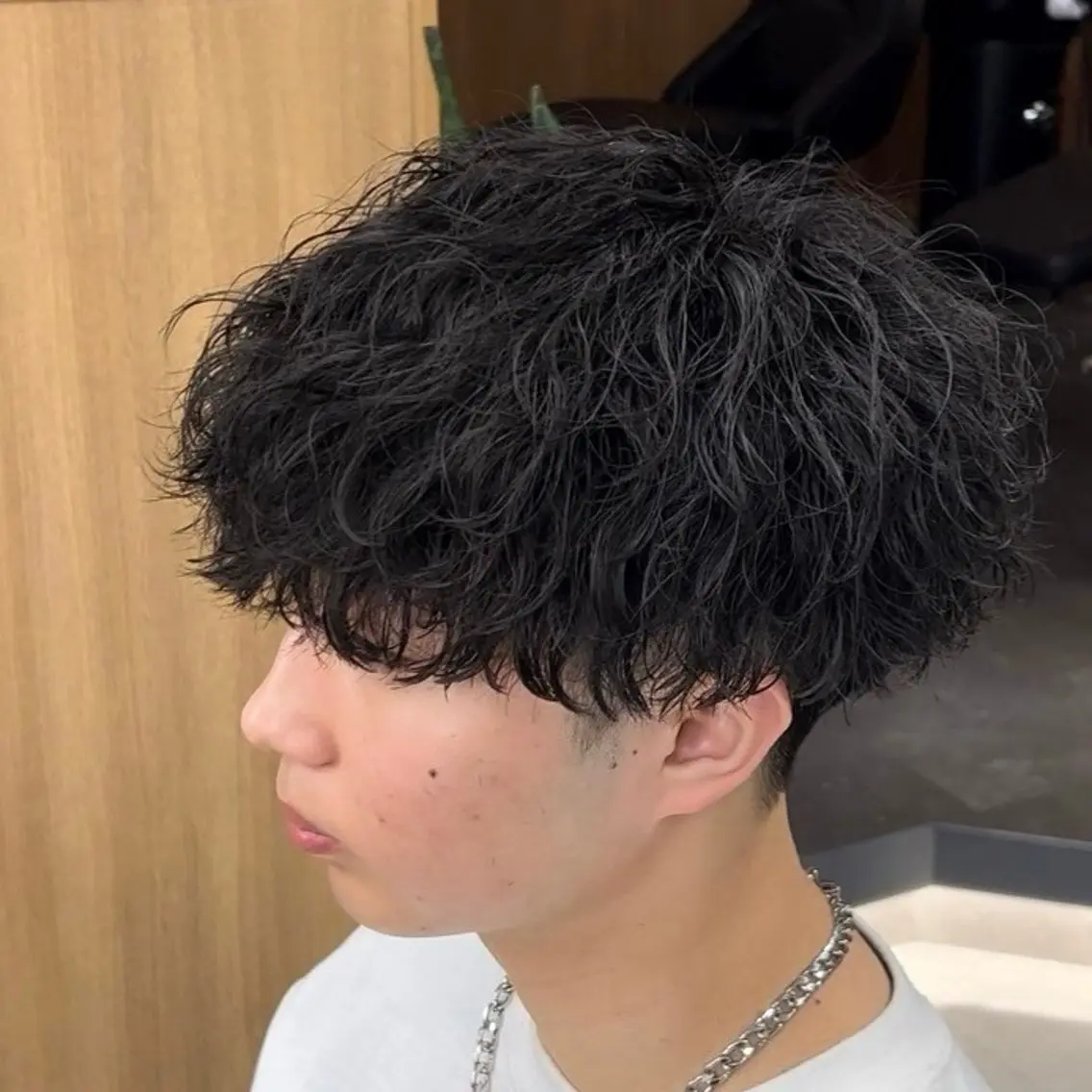 パーマ メンズ メンズブリーチ センターパート ダウンパーマ カルマパーマ メンズ韓国風 磯村 翔大のヘアスタイル