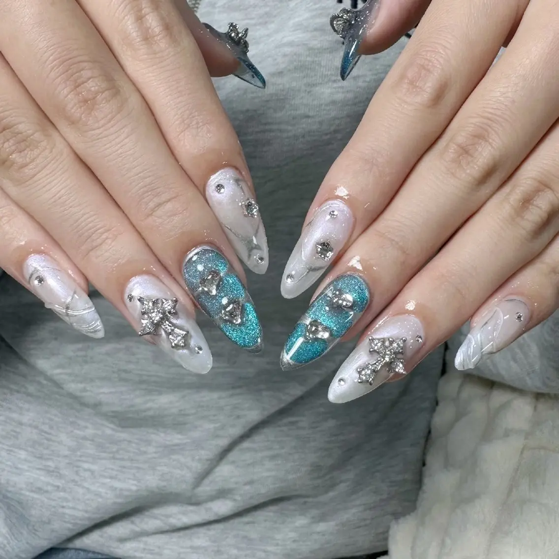 ネイル チークネイル フレンチネイル ジェルネイル ガラスフレンチ キラキラネイル ハンドネイル UM Nail Salonのネイルデザイン