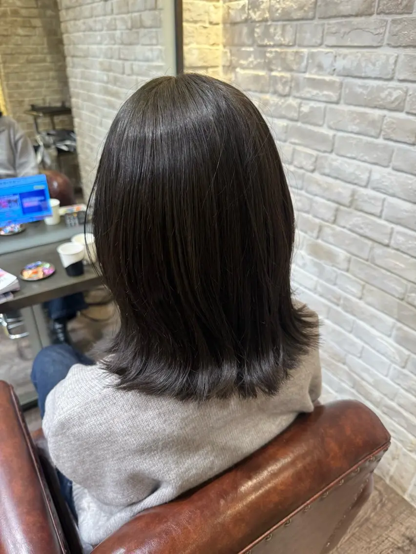 セミロング カットパーマ3000 円/水曜日モデルのヘアスタイル