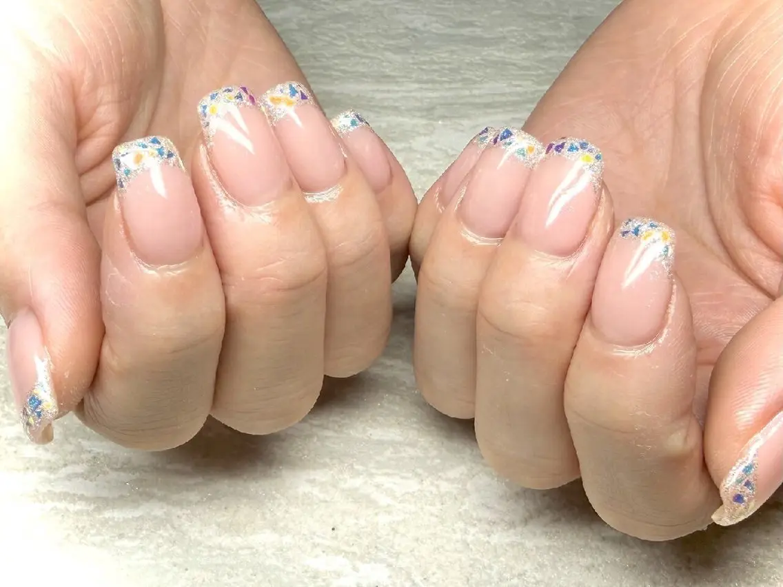 ネイル オーロラネイル フレンチネイル ガラスフレンチ ハンドネイル JULIE NAILのネイルデザイン