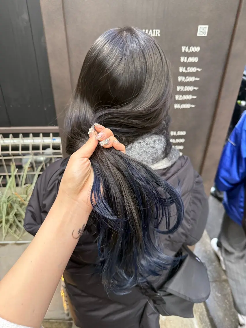 ロング カラー ブリーチ ブルーカラー カットパーマ3000 円/水曜日モデルのヘアスタイル