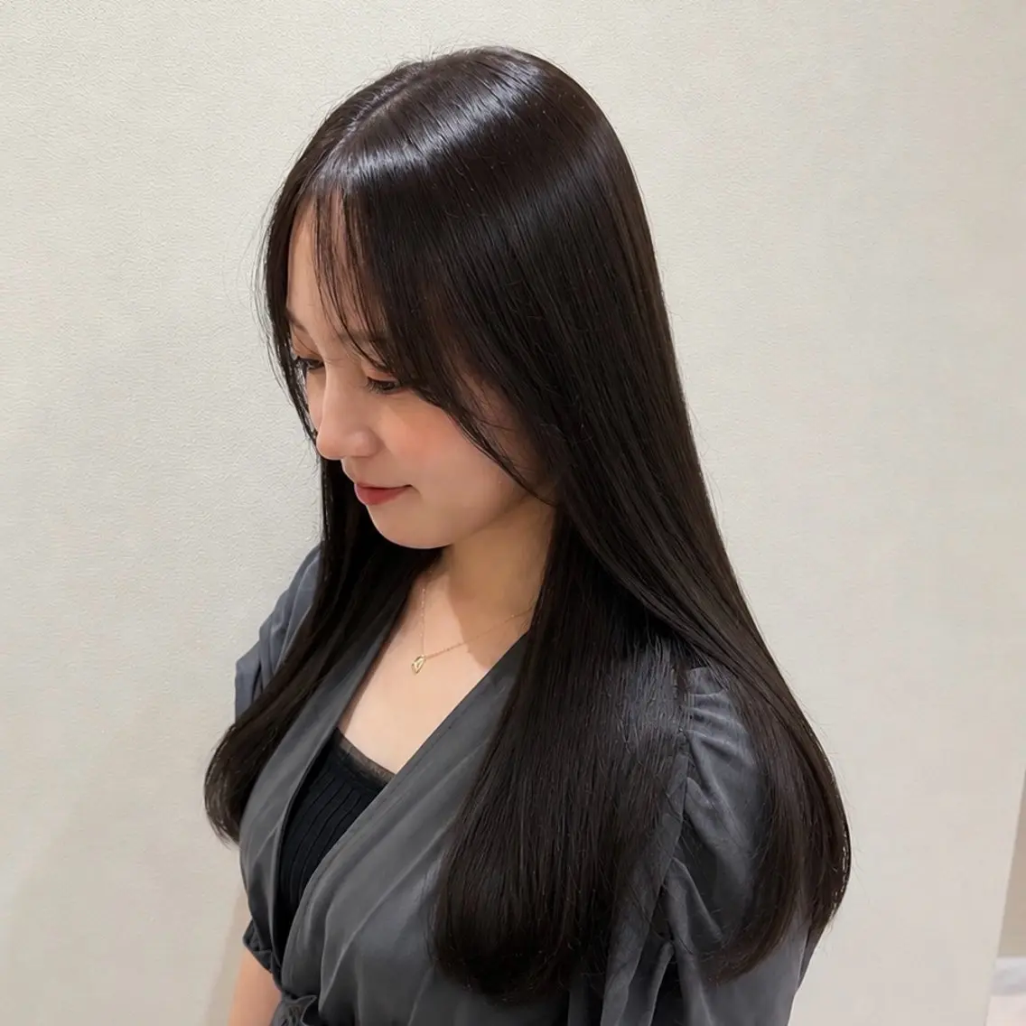 ロング カラー 透明感カラー ダークグレー ダークグレージュ グレージュ ヘアカラー YURA𝜗𝜚˚⋆ /韓国idolヘアのヘアスタイル