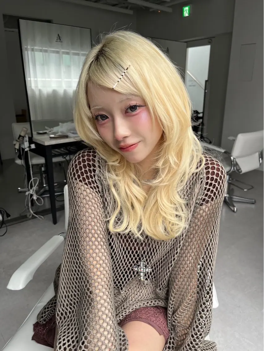 セミロング カラー ブリーチ ブロンド ケアブリーチ 透明感カラー ハイレイヤー 盛れる顔周り✨韓国式 レイヤーkanatoのヘアスタイル