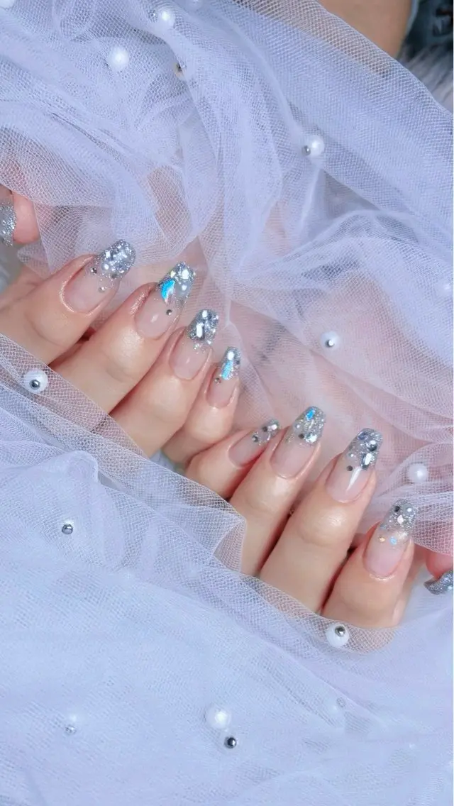 ネイル キラキラネイル ラメ(グリッター) ストーンネイル ハンドネイル 𝑬𝑹𝑰𝑲𝑨 𓂃🎀𓈒𓏸のネイルデザイン