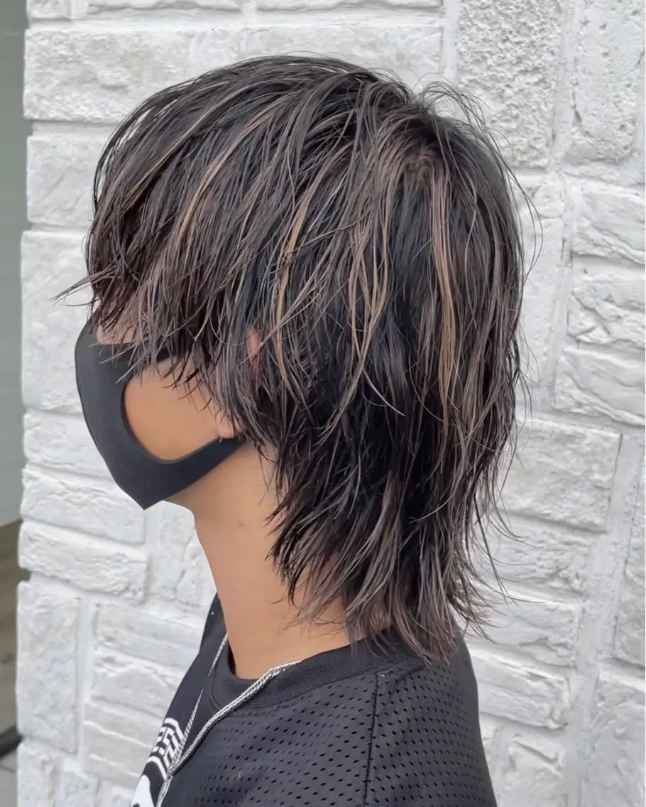 カラー パーマ メンズ メンズメッシュ 波巻きパーマ メンズウルフカット メッシュ ウルフカット カット ヘアカラー パーマ アタ ムのヘアスタイル