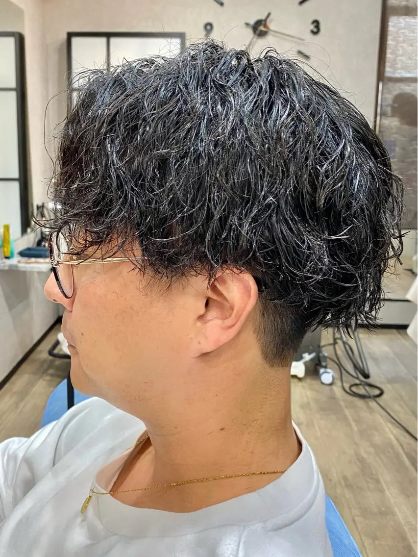 ショート パーマ メンズ メンズハイライト メンズパーマ ツイストスパイラルパーマ ハイライト ニュアンスパーマ カット パーマ 田口 慎士のヘアスタイル