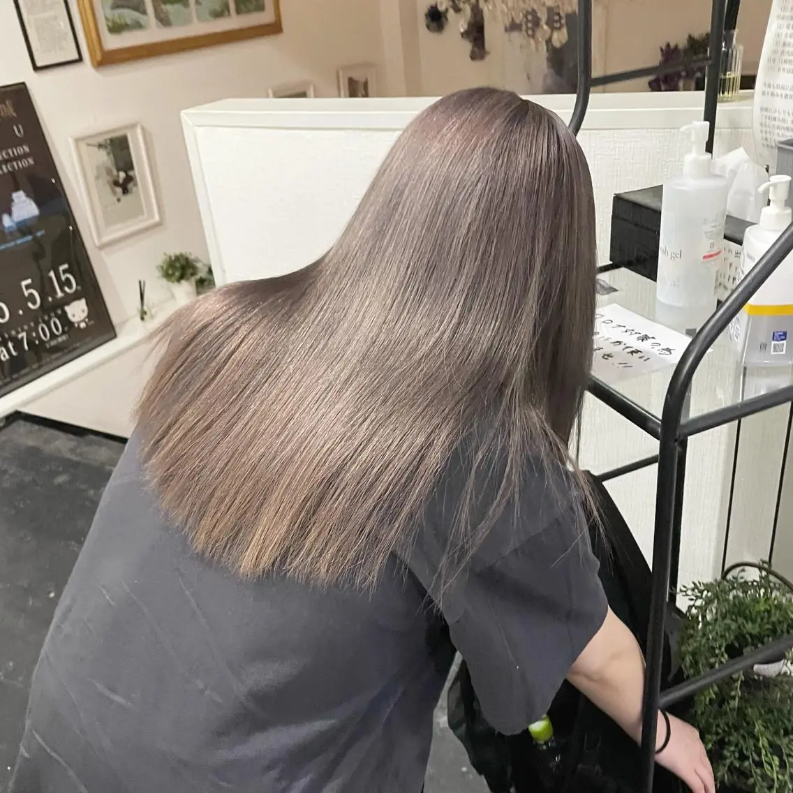 セミロング カラー グレージュ ミルクティーグレージュ ヘアカラー 袴田 伊代のヘアスタイル