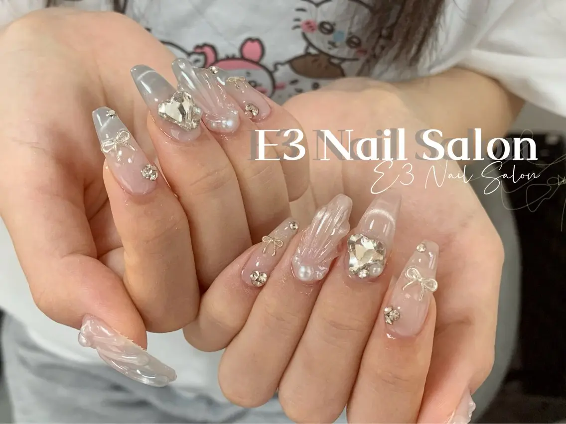 ネイル オーロラネイル フレンチネイル ジェルネイル ガラスフレンチ キラキラネイル ハンドネイル E3 Nail Salonのネイルデザイン