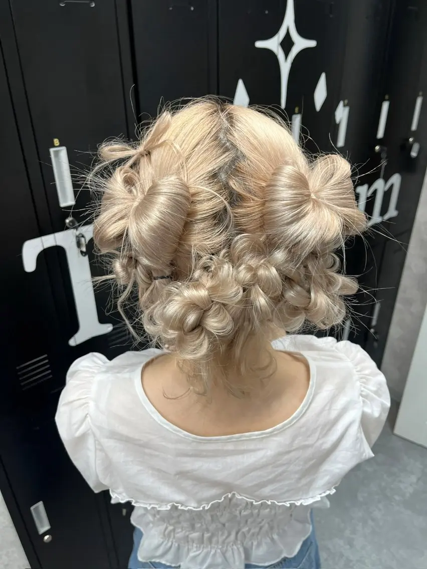 ミディアム カラー アッシュ アッシュグレー ベージュカラー ブリーチ ブロンド カット ヘアカラー トリートメント 【きらめき屋さん🎀 ハイトーン大和🎀】のヘアスタイル