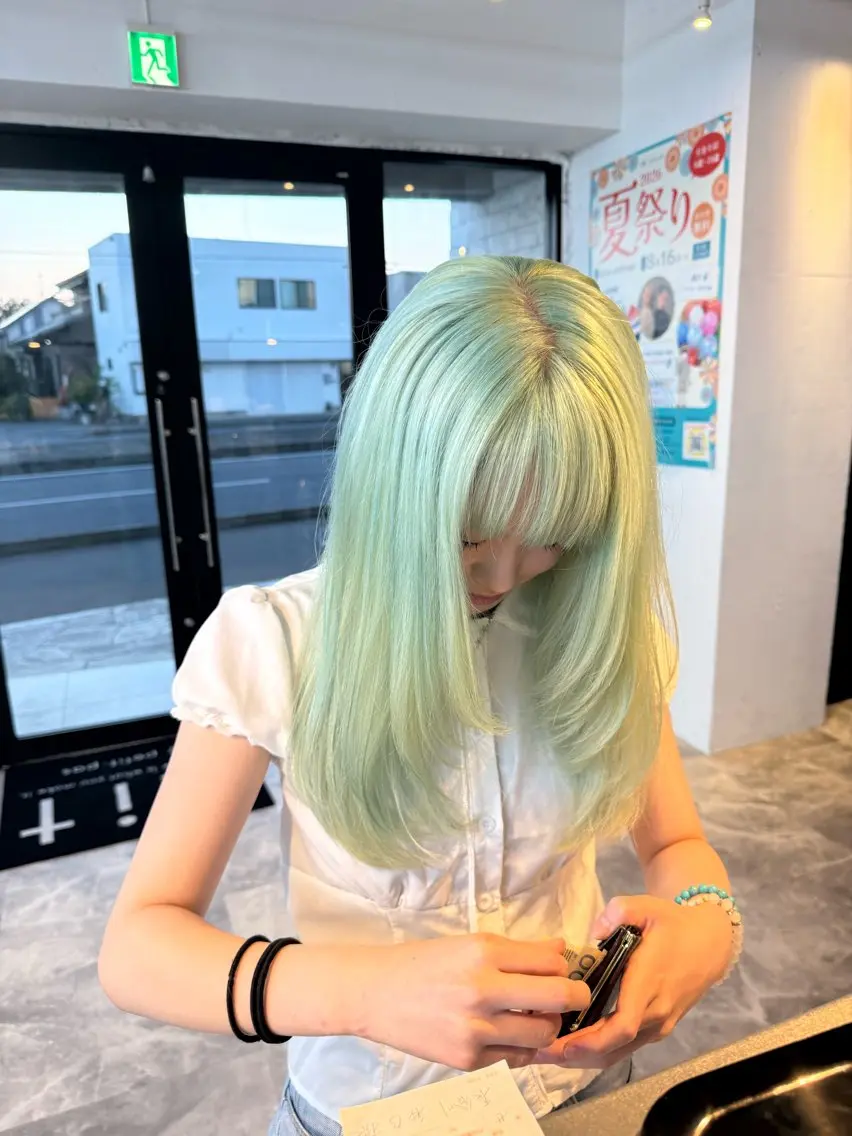 セミロング カラー ブリーチ ミント ヘアカラー ハイトーンカラー🩵 指名多数💗横山聖奈のヘアスタイル