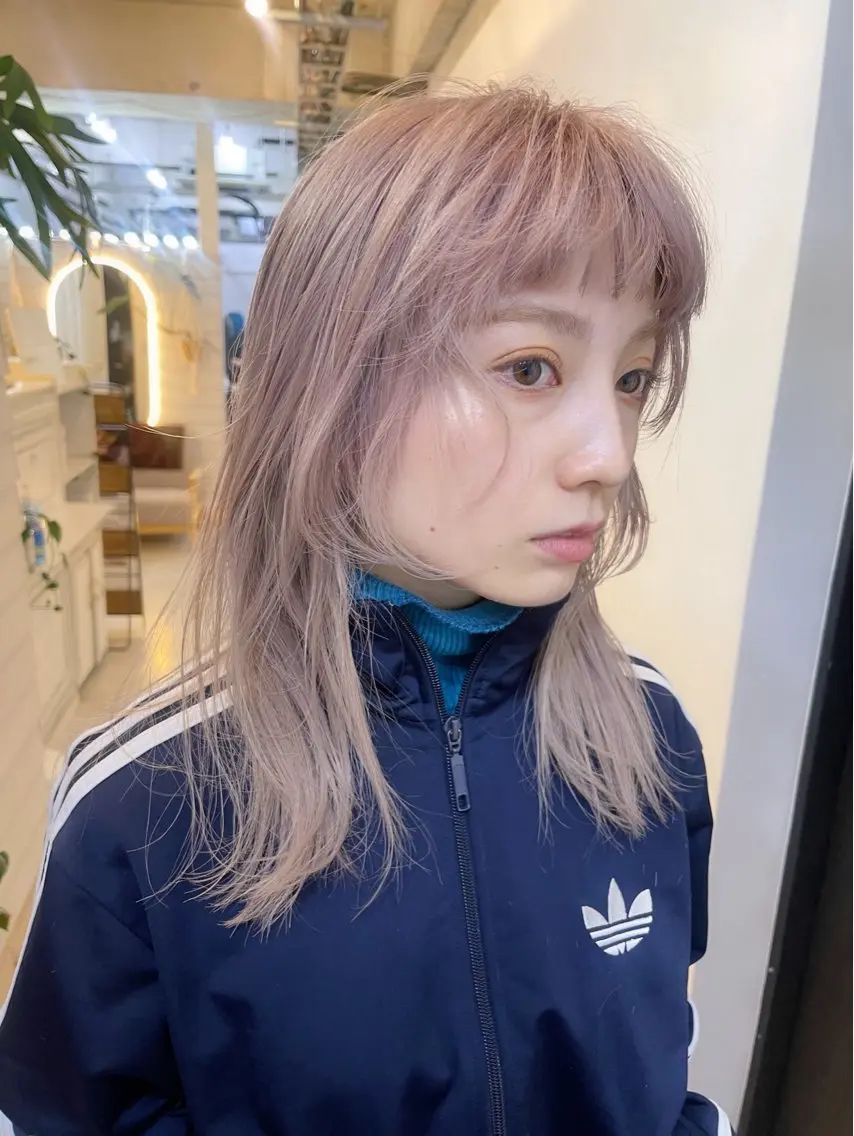 セミロング カラー ベージュカラー ハイトーンカラー ハイトーンベージュ ミルクティーベージュ ピンクカラー ヘアカラー トリートメント AiM 大名　似合わせカットのヘアスタイル