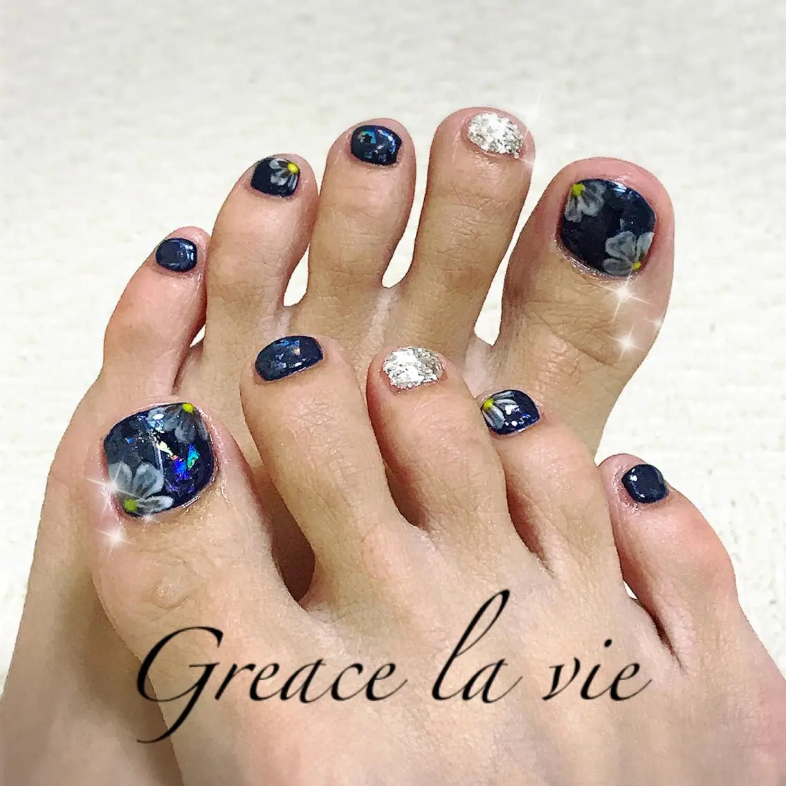 ショート カラー パーマ ヘアアレンジ キッズ ネイル マツエク・マツパ ネイビーカラー フラワーネイル ネイビー Greace  la vieのネイルデザイン