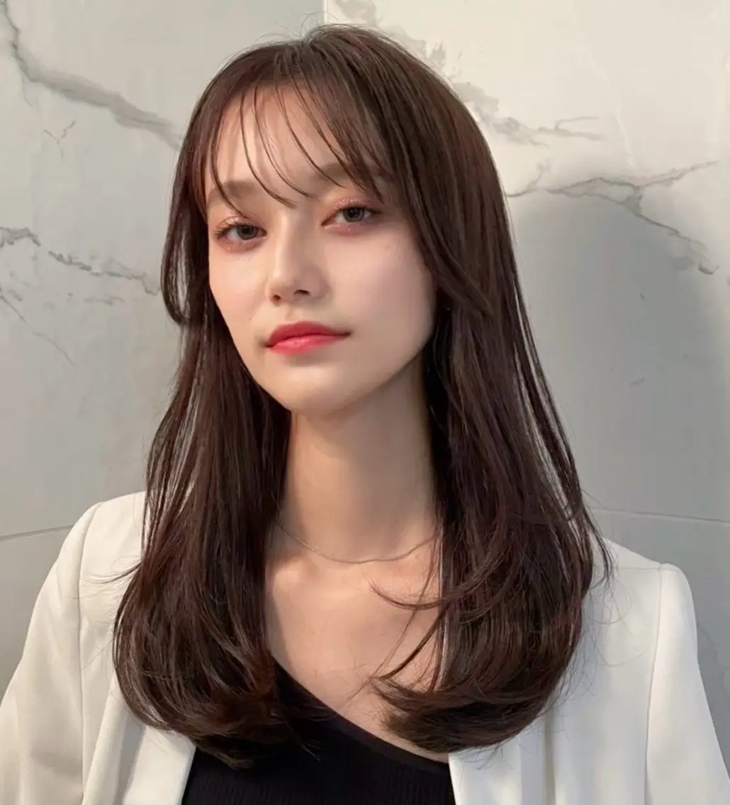 ロング レイヤーカット 塩入ひろの、韓国ヘア 梅田/束感まつ毛のヘアスタイル