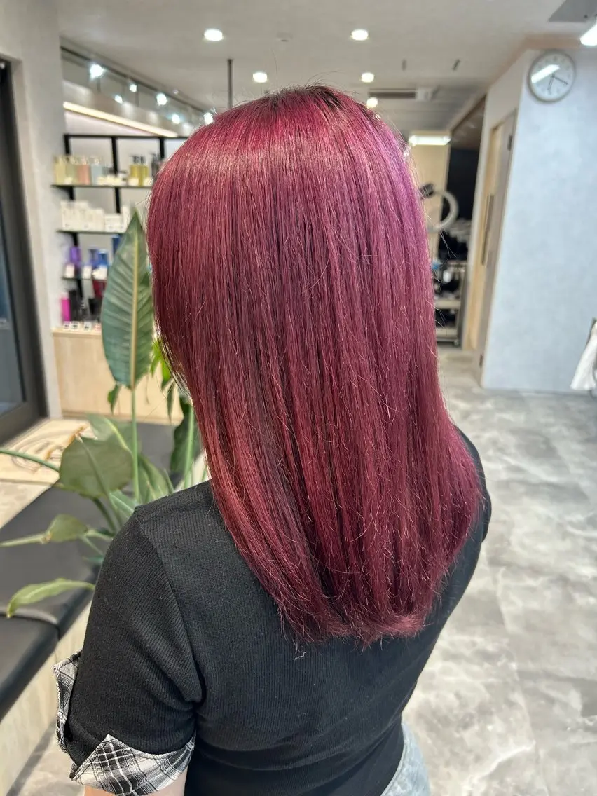 カラー ブリーチ カシス ピンクカラー 牧 由貴花のヘアスタイル