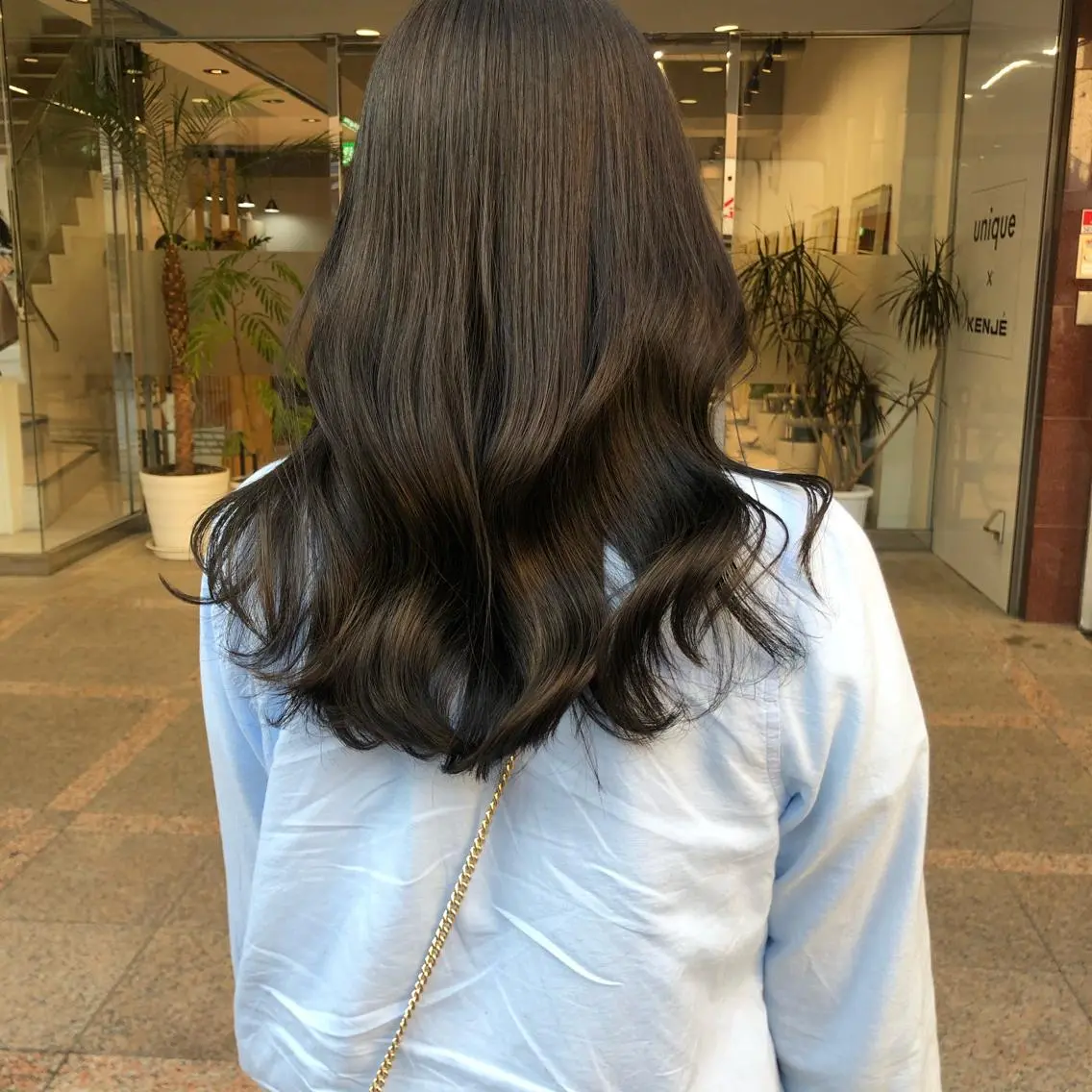 ロング カラー レイヤー/顔まわり カット/地毛風カラーのヘアスタイル