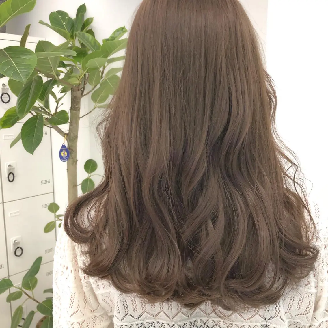 セミロング カラー ブリーチ グレージュ ミルクティーグレージュ ブリーチなしカラー レイヤーカット 透明感カラーのヘアスタイル