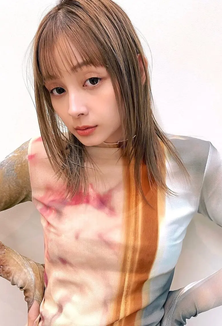 ミディアム カラー 胡子 凜のヘアスタイル