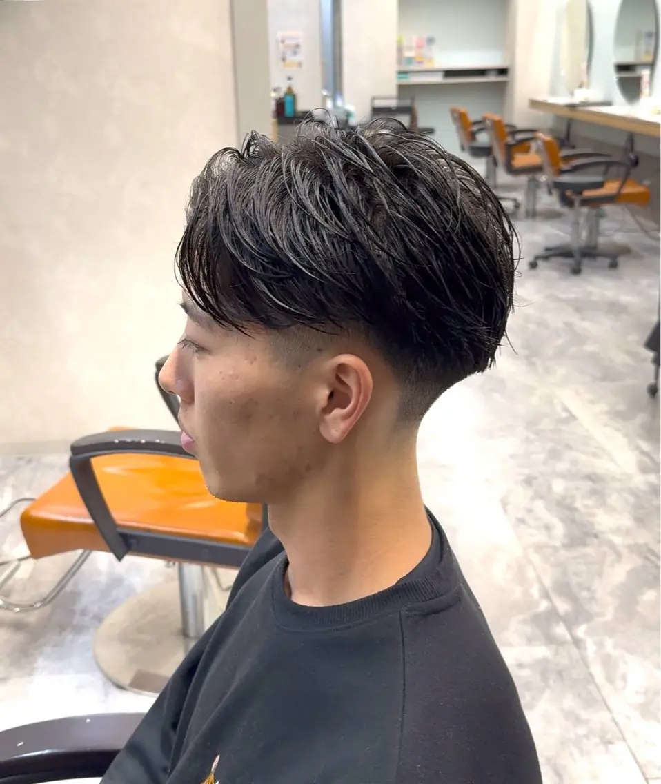 ショート メンズ ビジネス センターパート フェードカット ショートヘア カット ニュアンスパーマ/ メンズパーマ/いつきのヘアスタイル
