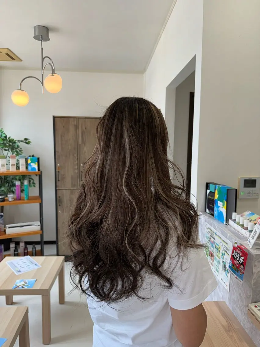 ロング ヘアカラー 手塚 麗のヘアスタイル