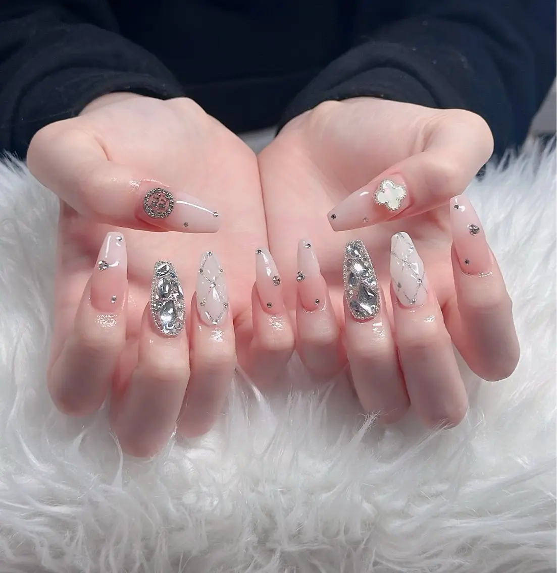ネイル チークネイル ドット フットネイル フレンチネイル グラデーション ハンドネイル ハンドケア Aria Nail Beautyのネイルデザイン