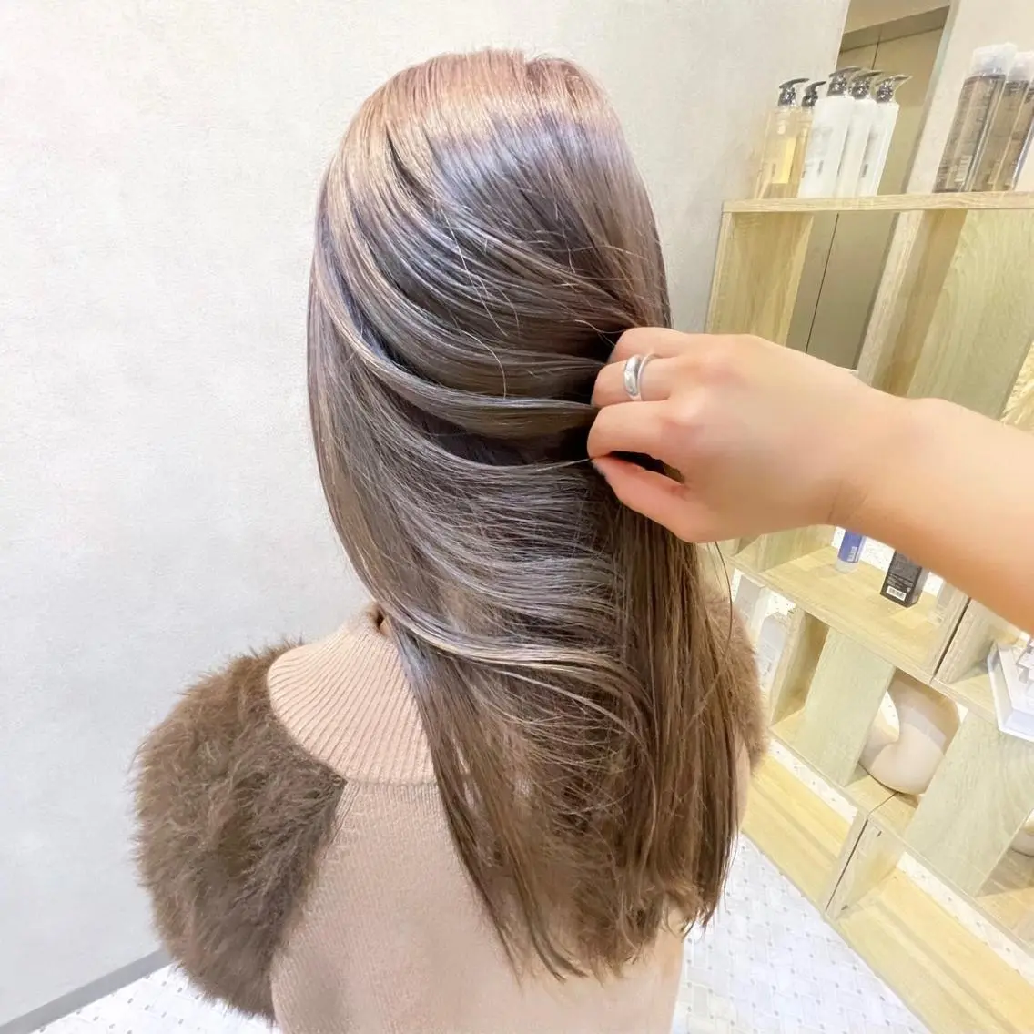 ロング カラー ヘアアレンジ ベージュカラー ブリーチ ホワイトベージュ ヘアカラー トリートメント REONA🪽✨薬院 レイヤーカット🫧のヘアスタイル