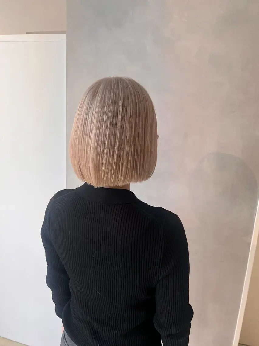 ショート 切りっぱなしボブ ボブ ハイトーン/うる艶 カラー Mioのヘアスタイル