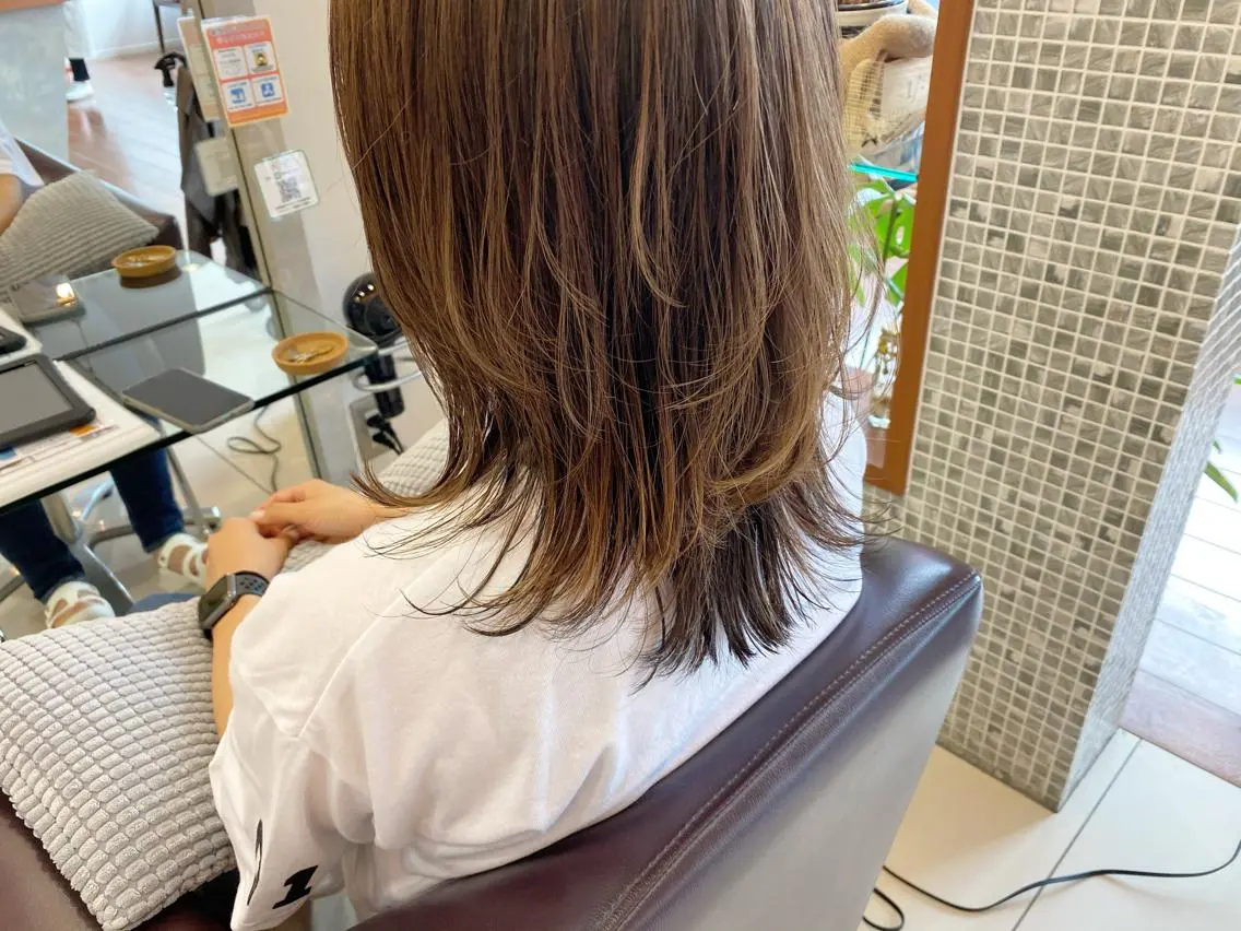 ミディアム カラー 外ハネヘア ウルフカット カット ヘアカラー トリートメント 鈴木 翔梧のヘアスタイル