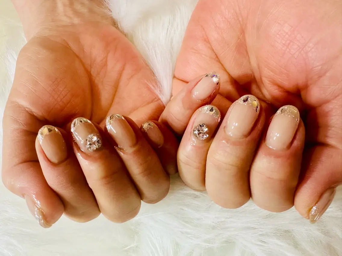 ネイル アートネイル フレンチネイル ガラスフレンチ ストーンネイル フットネイル 🌿Nnail🌿 プライベートサロンのネイルデザイン