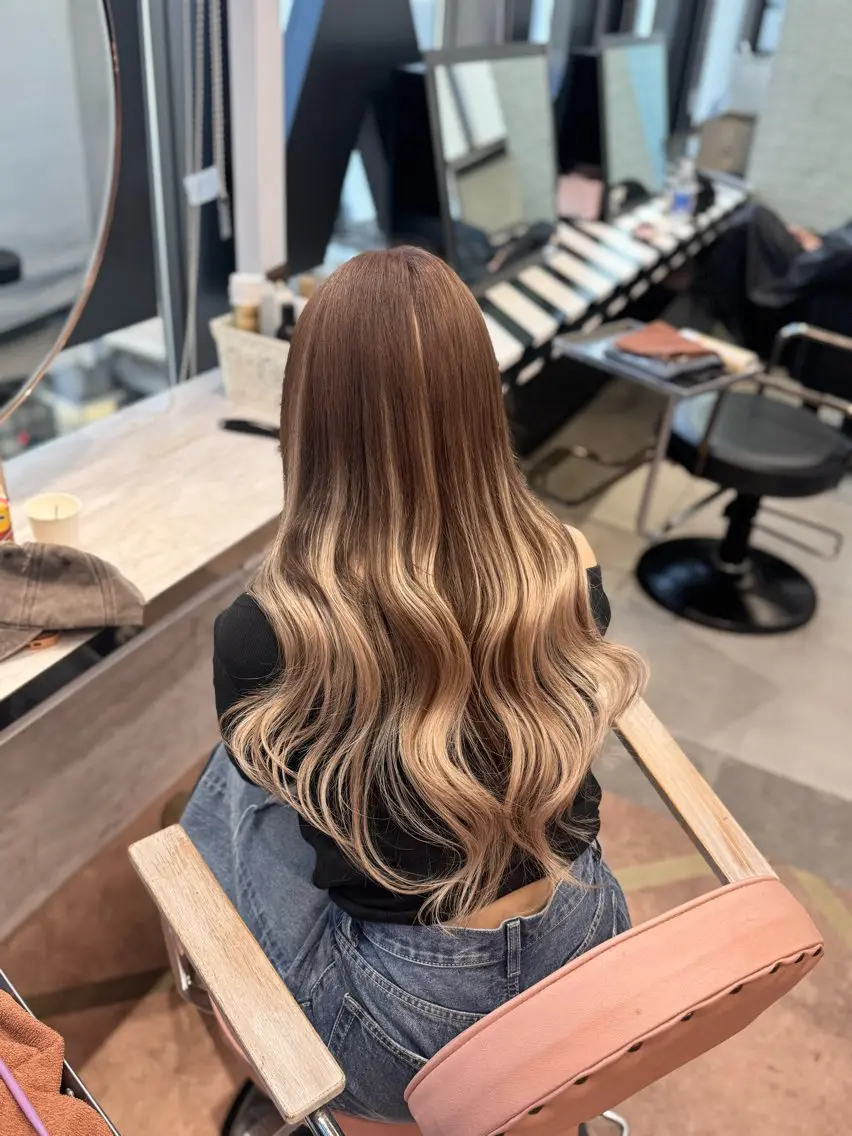 ロング エクステ 🇰🇷韓国風ハイ トーンKANA🖤のヘアスタイル