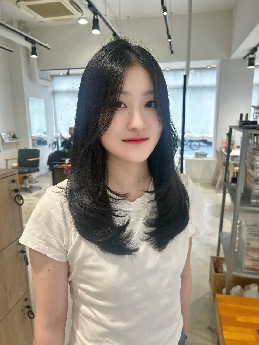 セミロング セミロングレイヤー レイヤーカット カット ヘアカラー トリートメント 艶カラー/韓国風ヘア 🩵shioneのヘアスタイル