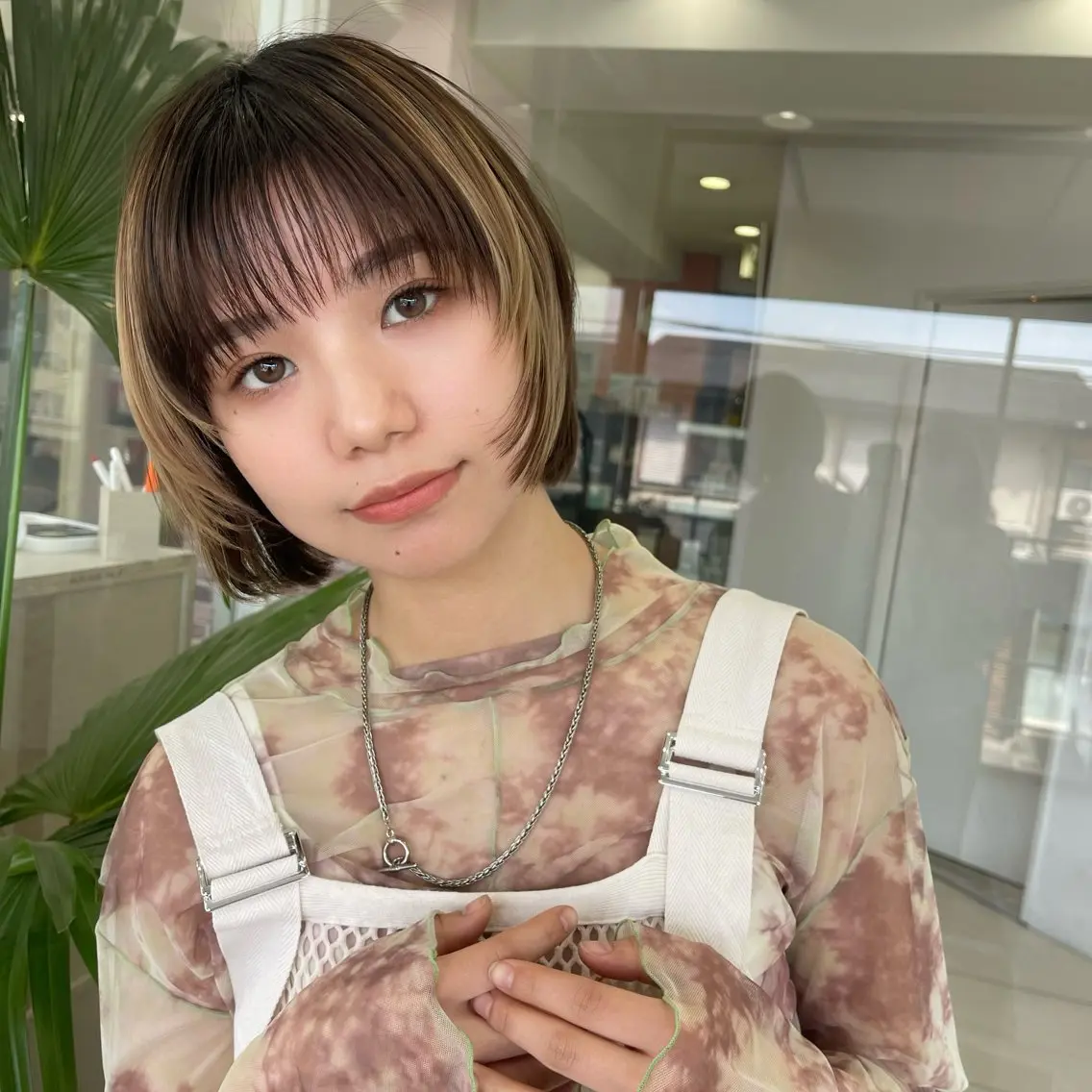 ショート カラー 中東 真子のヘアスタイル