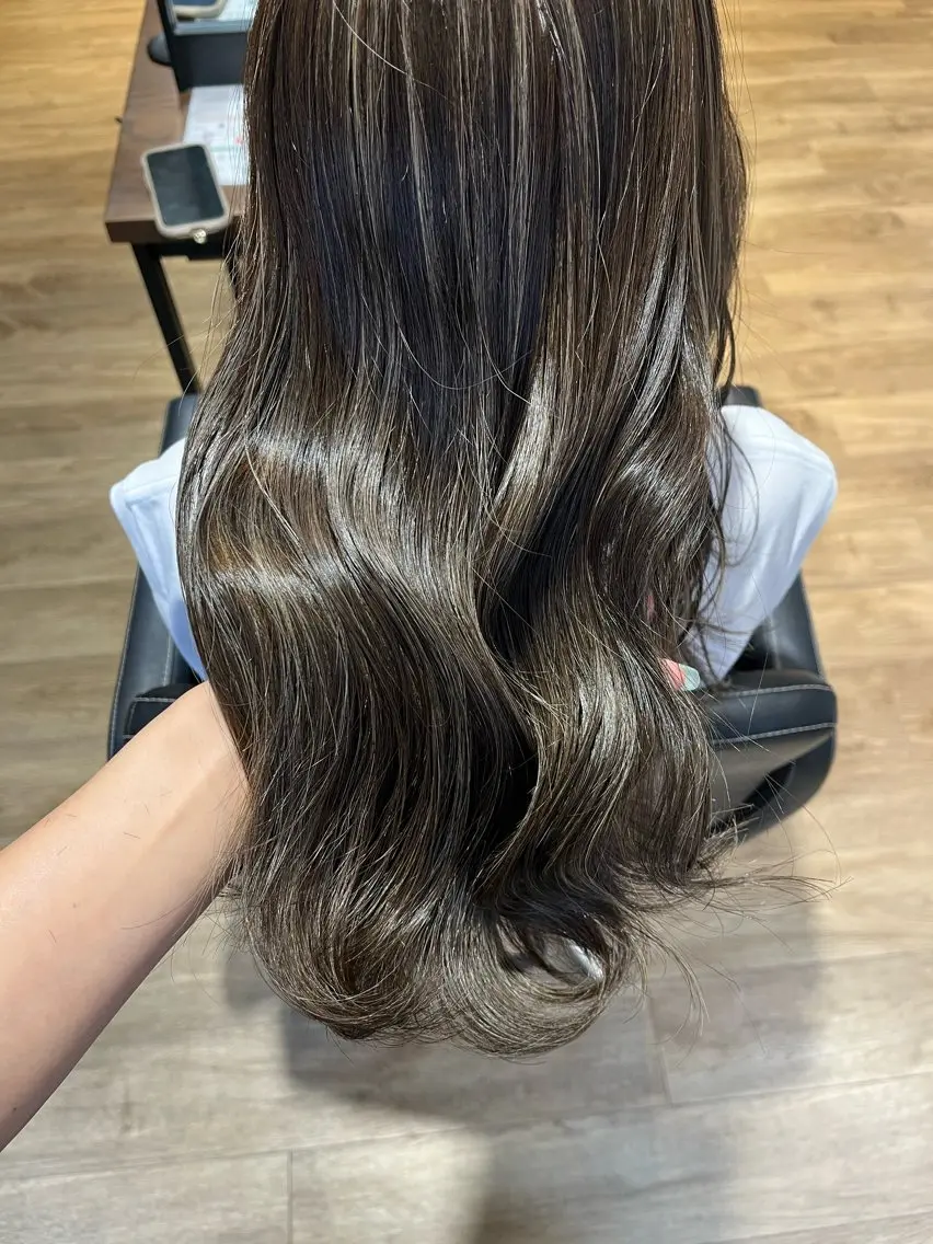 ロング カラー ブリーチ グレージュ ハイライトカラー オリーブグレージュ オリーブグレー ✨艶髪✨ 奈須晴香のヘアスタイル