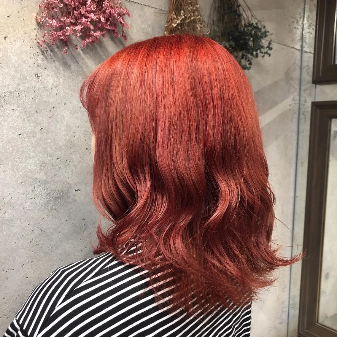 セミロング カラー レッドカラー wakana 【ブリーチカラー】のヘアスタイル