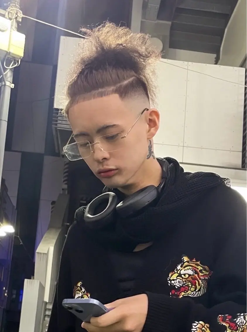 ショート パーマ メンズ フェードカット メンズパーマ スキンフェード カット無料 長利愛花のヘアスタイル