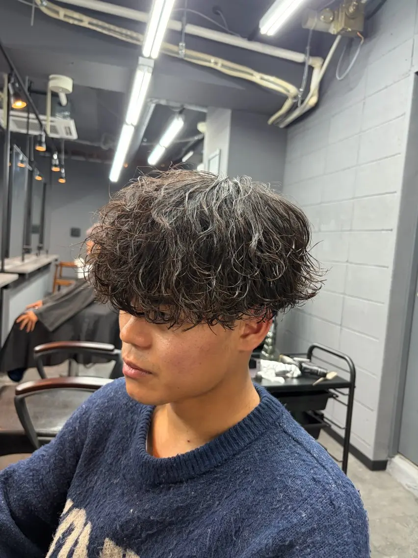 ミディアム パーマ メンズ ミディアムパーマ メンズパーマ 波巻きパーマ カット パーマ 宮本 涼太郎のヘアスタイル