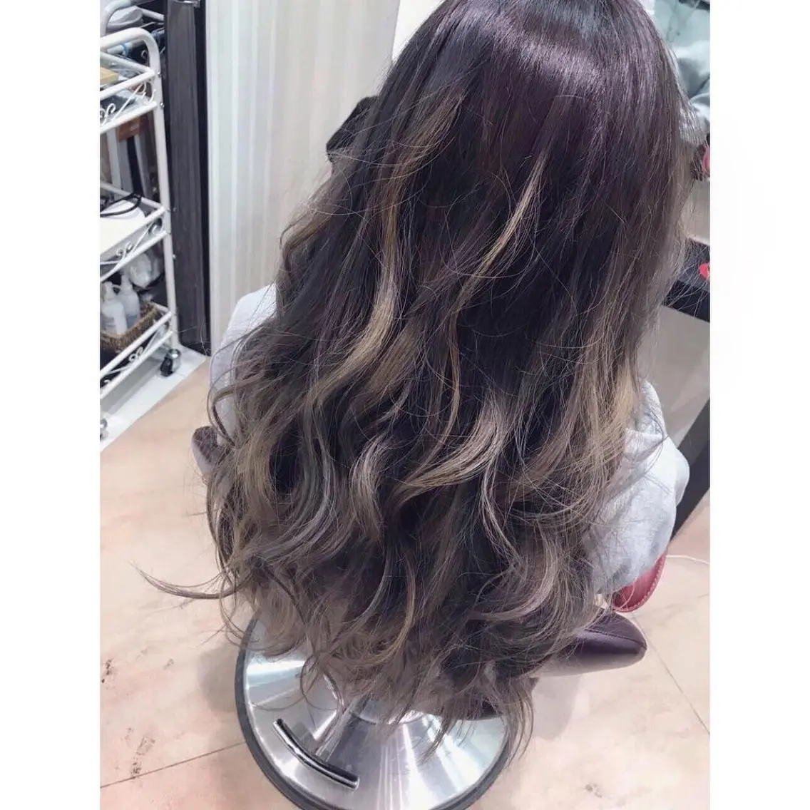 ロング カラー アッシュ アッシュグレー アッシュグレージュ バレイヤージュ ダブルカラー 【育休中】EARTH 荒井店HARUNAのヘアスタイル