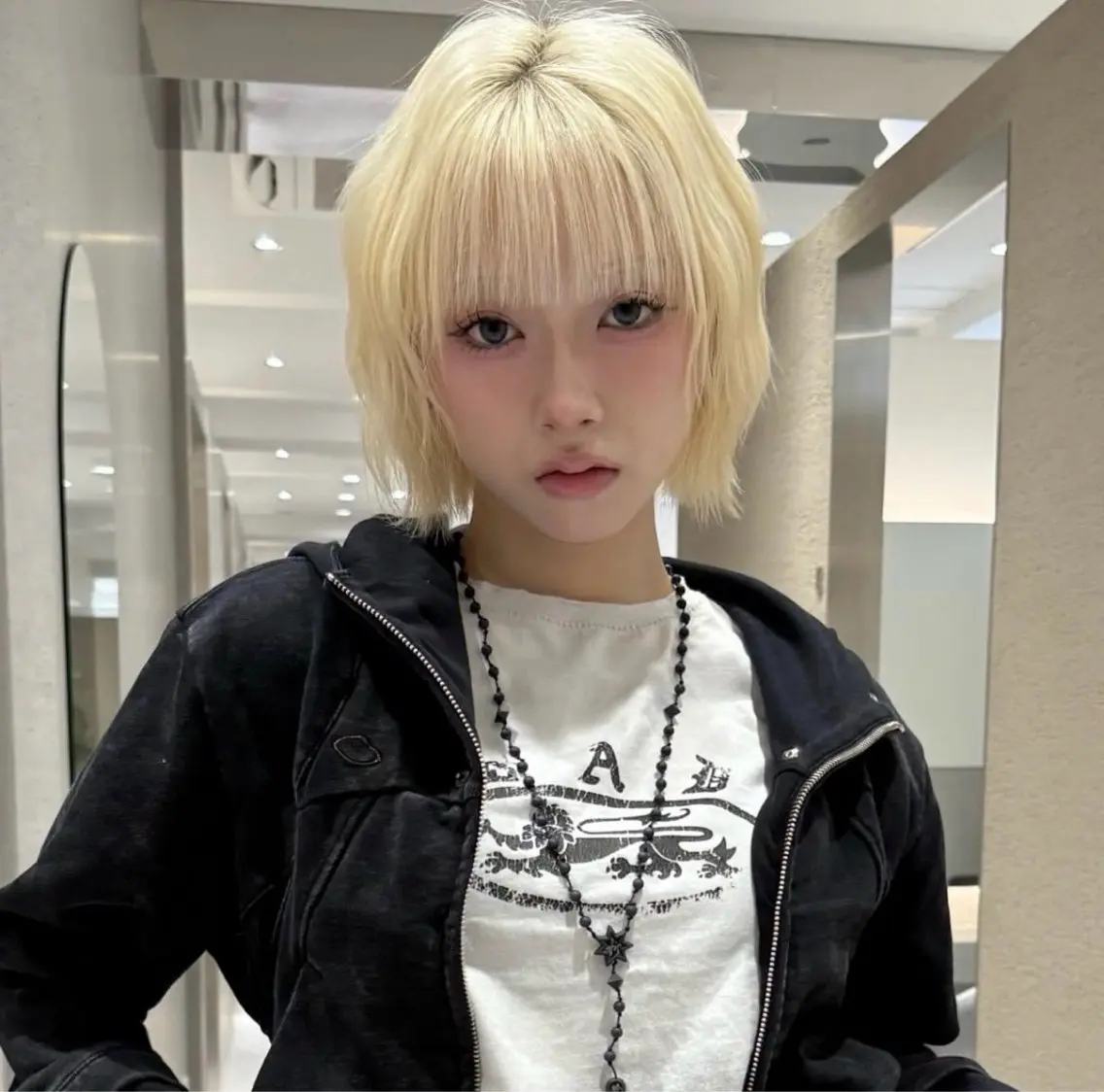 ショート ボブ 顔周りカット 小顔カット ハイトーン/髪質改善 /ブリーチ縮毛のヘアスタイル