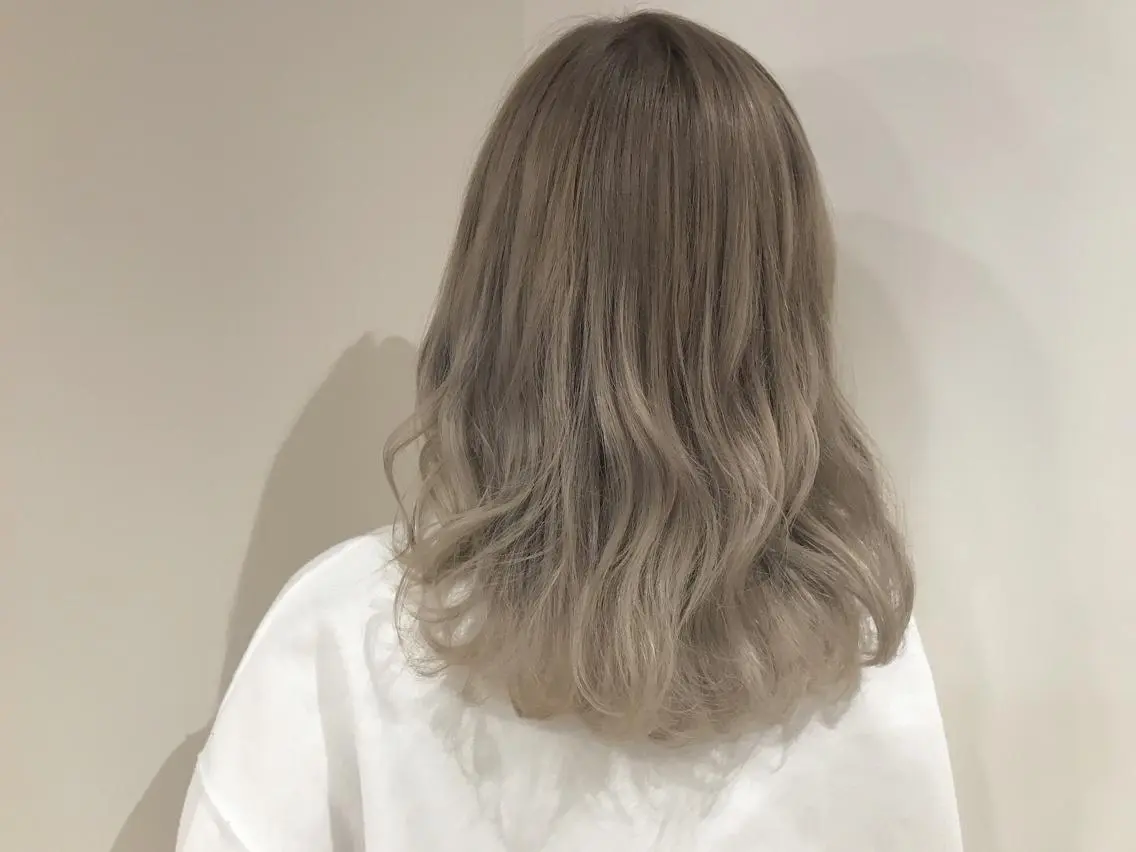 ミディアム カラー ヘアアレンジ ベージュカラー ヘアカラー トリートメント 対馬 粘音のヘアスタイル
