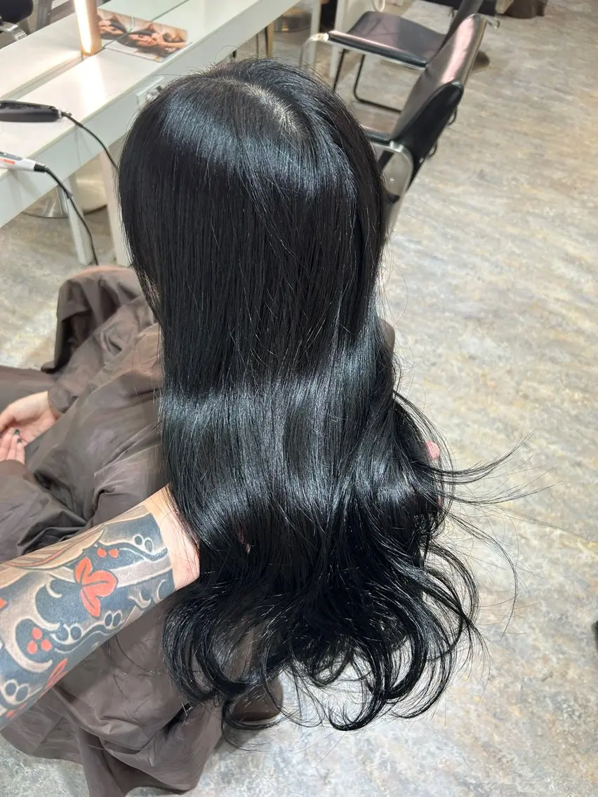 ロング カラー 黒髪 ブルーカラー ブルーブラック ヘアカラー トリートメント レイヤーカット BLend 渋谷のヘアスタイル