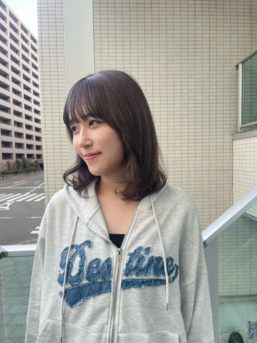 セミロング カラー ブリーチ ラベンダーカラー ラベンダーグレー 立川・くびれミディ 旬なデザインカラーのヘアスタイル