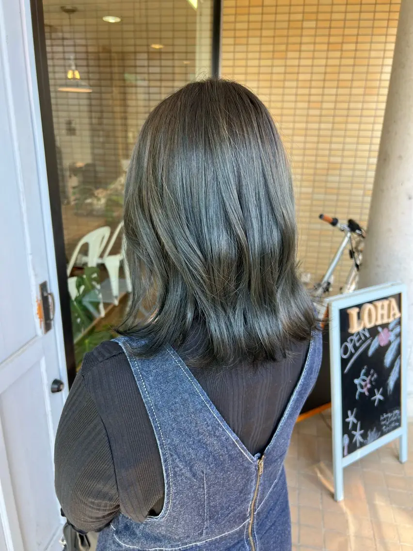 ミディアム カラー グレージュ カーキグレージュ ヘアカラー トリートメント 堀 望美のヘアスタイル
