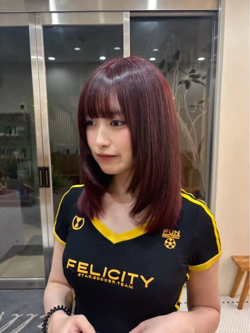 セミロング カラー ボルドーカラー ヘアカラー 井川 優衣のヘアスタイル