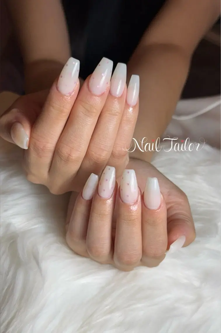 ネイル ドット 長さ出し ホログラムネイル ロングネイル ホワイト ハンドネイル NailTailor ネイルテイラーのネイルデザイン