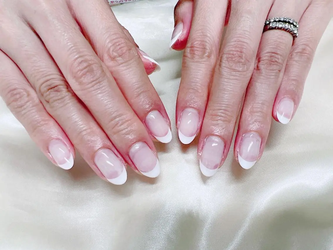 ネイル フレンチネイル ホワイト mogunail &blowのネイルデザイン