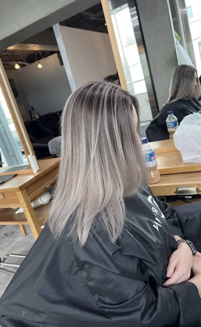 ミディアム カラー バレイヤージュ グレージュ レイヤーカット ヘアカラー トリートメント 指名数No.1 /NAOYAのヘアスタイル